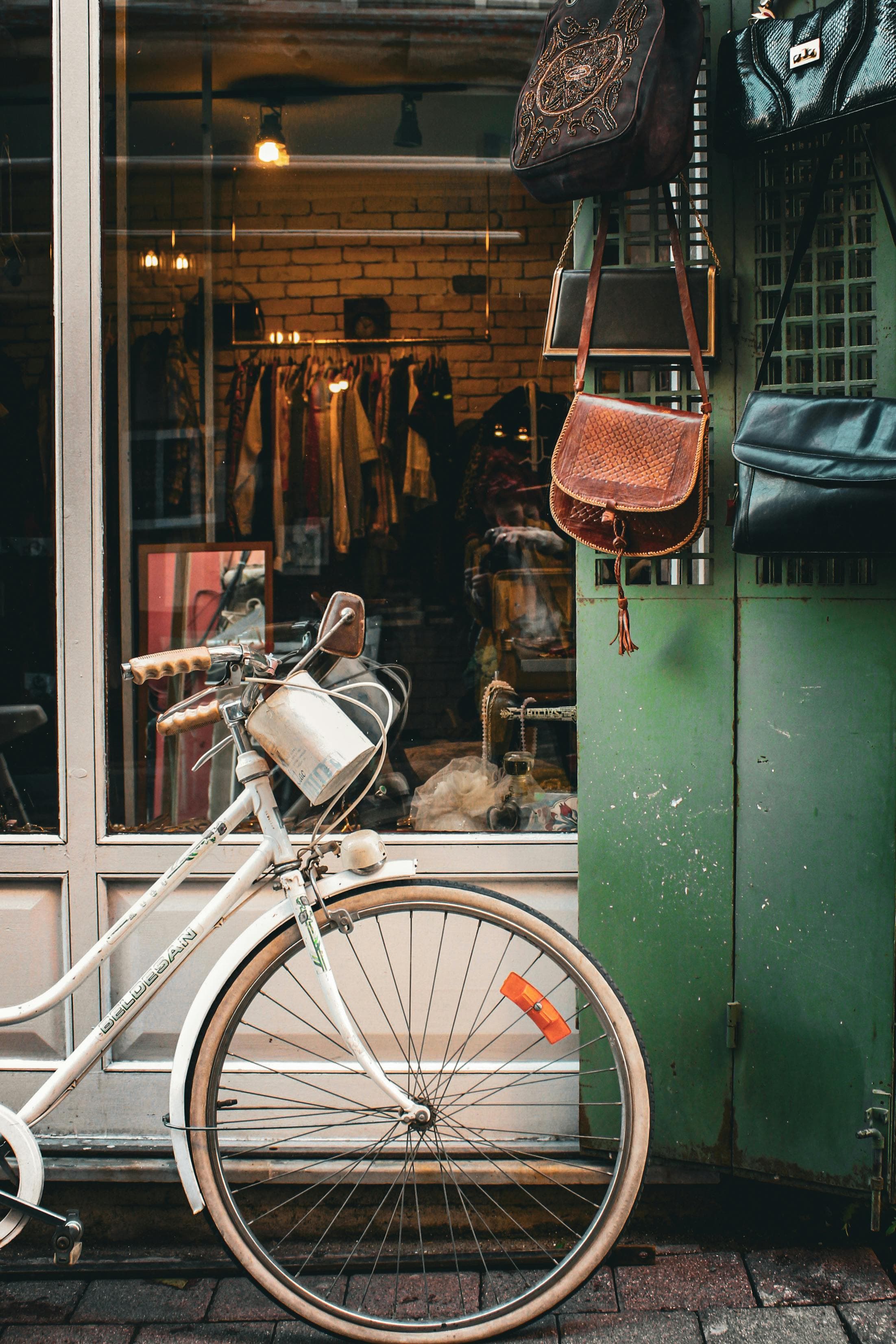 Vintage winkel met fiets — BuurtRuilen