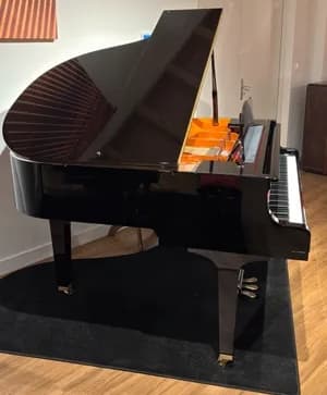 Schenking van een Yamaha GB1 vleugel, eind 2022.